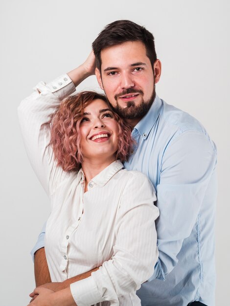 Posando pareja abrazada por San Valentín