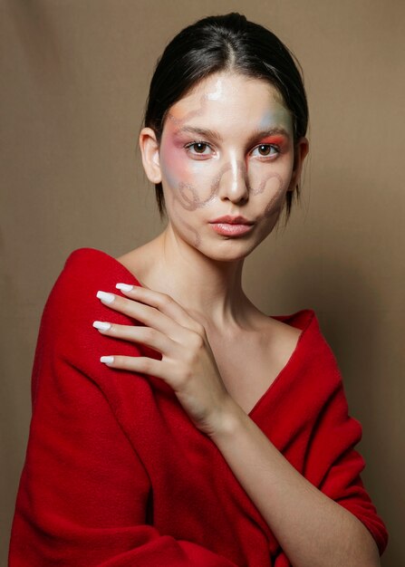 Pose artística de mujer con cara pintada