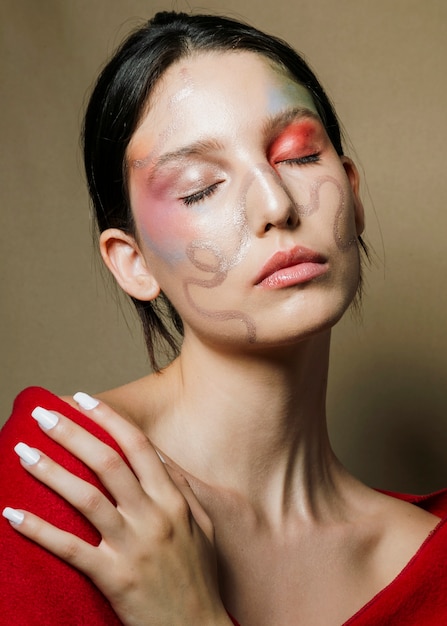 Pose artística de mujer con mano