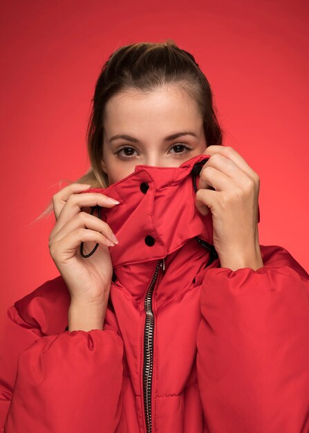 Pose de tiro medio de mujer joven