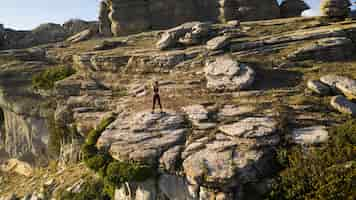 Foto gratuita pose de yoga estiramiento en corazón de la naturaleza