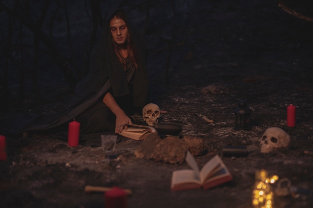 Foto gratuita posibilidad muy remota de arreglo de brujería con libro de hechizos y velas