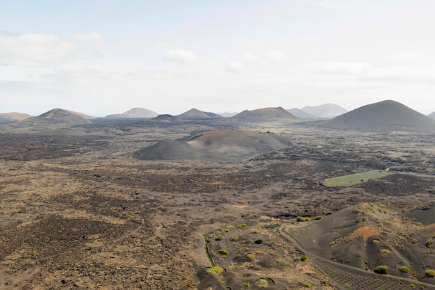 Posibilidad muy remota de bosque hermoso y montañas tomadas por drone