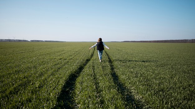 Posibilidad muy remota de joven en el campo