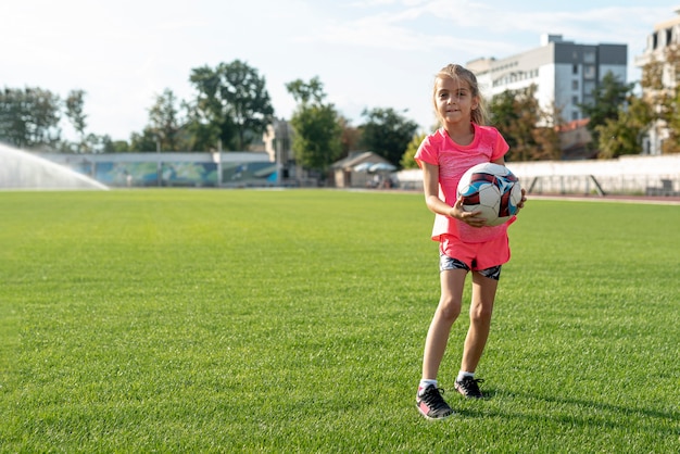 Posibilidad muy remota de la muchacha que sostiene una bola