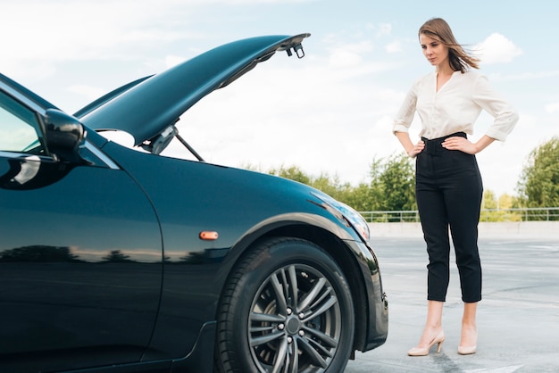 Posibilidad muy remota de mujer y coche