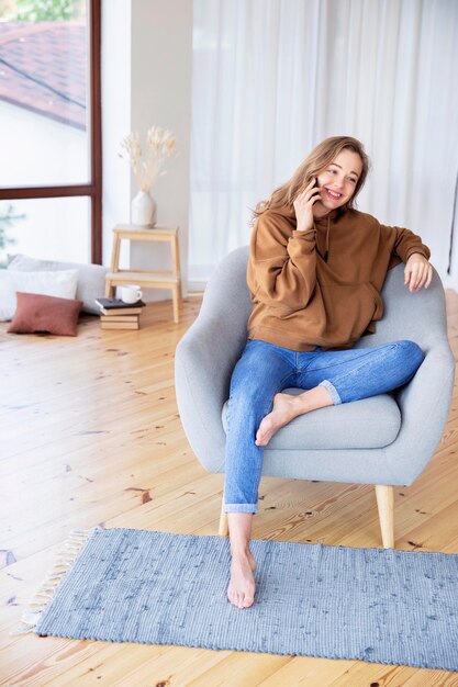 Posibilidad muy remota de la mujer que habla en el teléfono