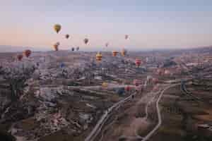 Foto gratuita posibilidad muy remota de varios globos multicolores que flotan en el cielo