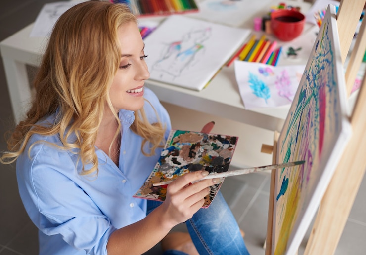 Foto gratuito posición cómoda para hacer algunas artes.