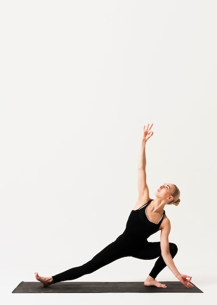 Posición elegante en clase de yoga interior