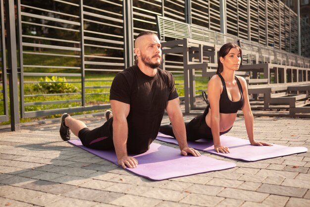 Posición de estiramiento completo en colchoneta de yoga