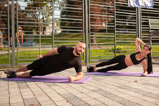 Posición de resistencia de fuerza corporal en la estera de yoga