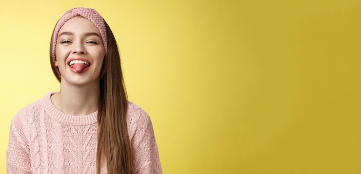 Foto gratuito positivo entretenido lindo gracioso glamour joven chica europea en suéter tejido banda para la cabeza de moda