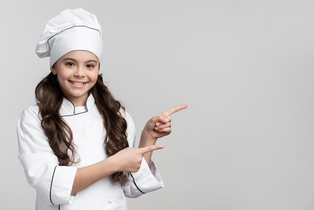 Positivo joven chef sonriendo con espacio de copia