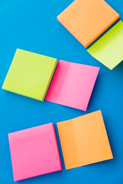 Foto gratuita post its en diferentes colores