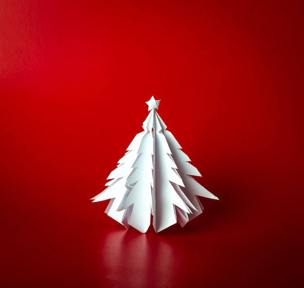 Postal de Navidad de la vendimia con el verdadero papel del árbol de navidad
