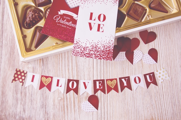 Postal de san valentin y letras con la frase "i love you"