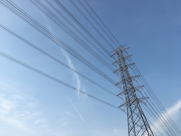 Poste de alto voltaje. Fondo del cielo de la torre de alto voltaje.