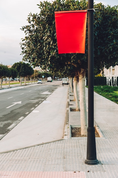 Foto gratuita poste de bandera roja vacía en la calle