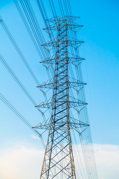 Poste eléctrico con alta tensión.