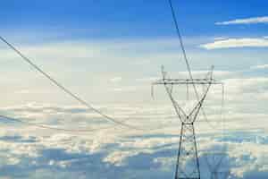 Foto gratuita poste eléctrico de alto voltaje, poste de energía de alto voltaje en el cielo azul