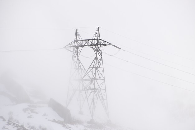 Poste eléctrico en un día brumoso