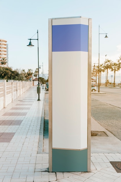 Poste indicador moderno vacío en el borde de la carretera