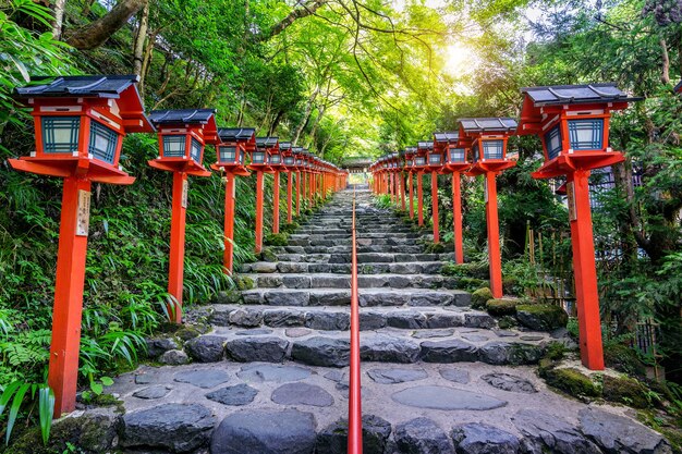 El poste de luz rojo tradicional en el santuario de Kifune, Kyoto en Japón.