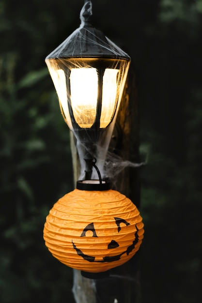 Poste de luz con telaraña en Halloween