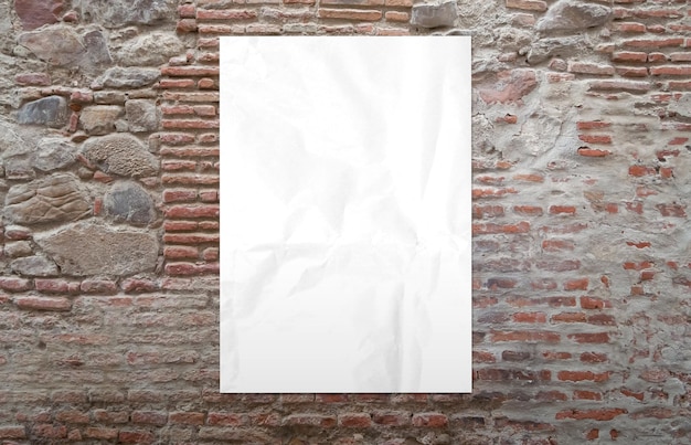 Foto gratuita póster blanco liso en una pared de ladrillos