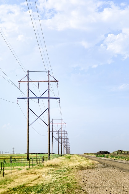 Postes eléctricos de madera con un cielo azul