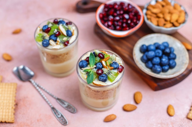 Postre bagatela en capas en vasos para servir.