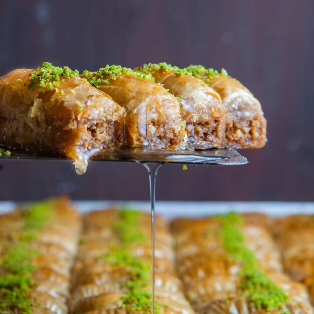 Postre de baklava turco de primer plano hecho de masa fina, nueces y miel