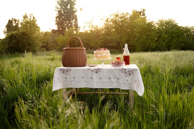 Postre y bebida en la mesa al aire libre