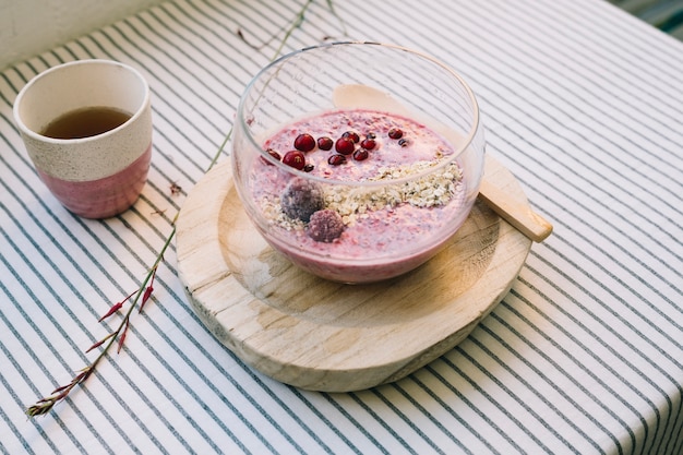 Foto gratuita postre de berry servido en recipiente de vidrio