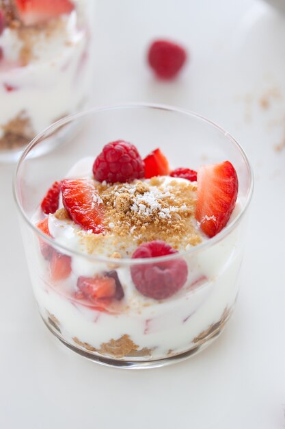 Postre casero con frambuesas y yogur