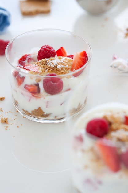 Postre casero con frambuesas y yogur