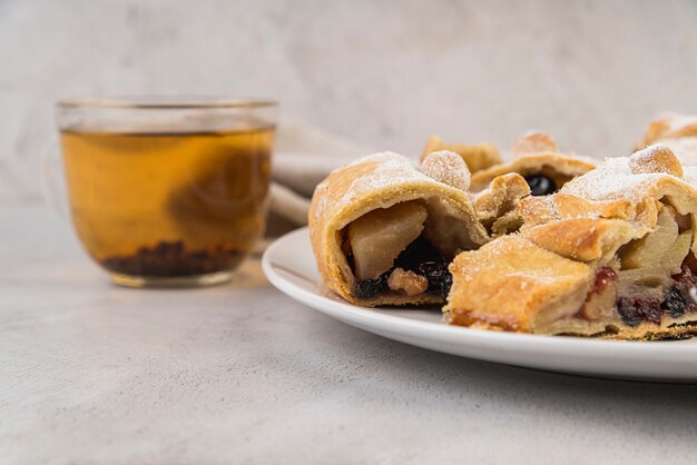 Postre casero de primer plano con azúcar en un plato