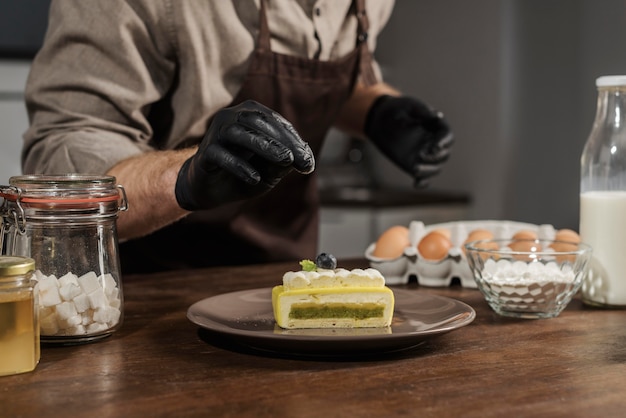 Foto gratuita postre de chapado de chef de vista frontal