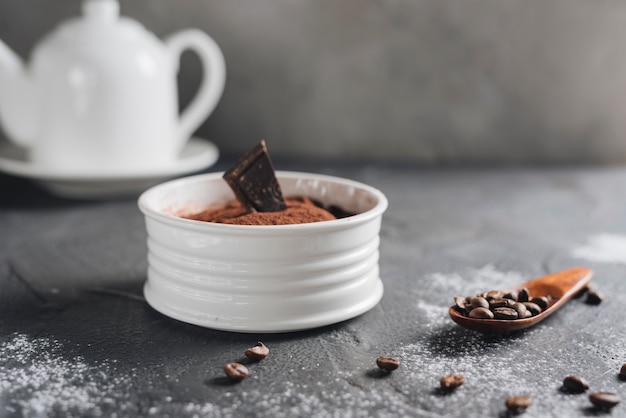 Postre de chocolate alce con granos de café en la encimera de la cocina