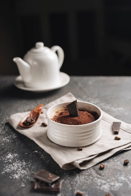 Postre de chocolate alce con granos de café en la encimera de la cocina