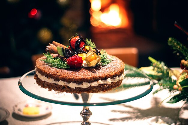 Postre de chocolate con crema y frutas encima