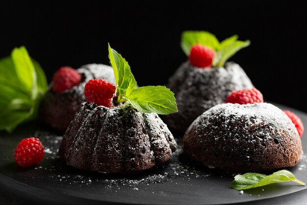 Postre de chocolate de primer plano con azúcar en polvo