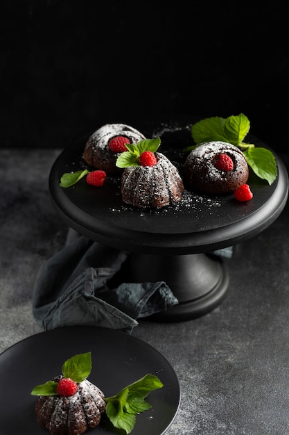 Postre de chocolate de primer plano con azúcar en polvo