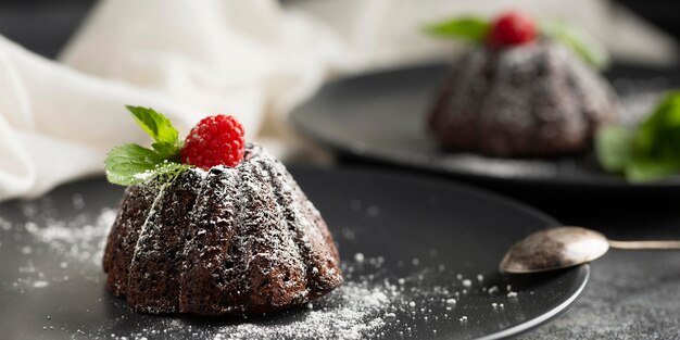 Postre de chocolate de primer plano con azúcar en polvo