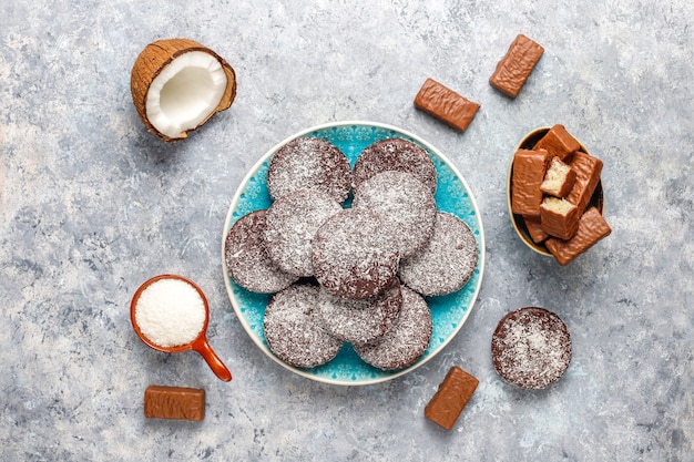 Foto gratuita postre de coco y chocolate vegano casero crudo