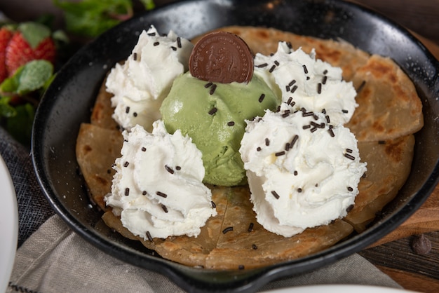 Postre con crema batida y helado de té verde