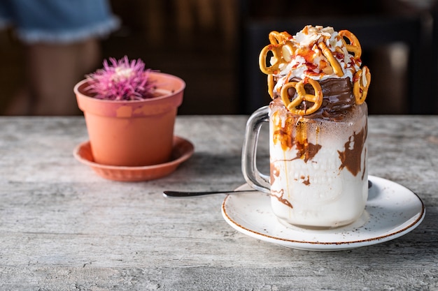 Postre cremoso con chocolate y galletas.