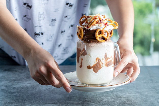 Postre cremoso con chocolate y galletas.