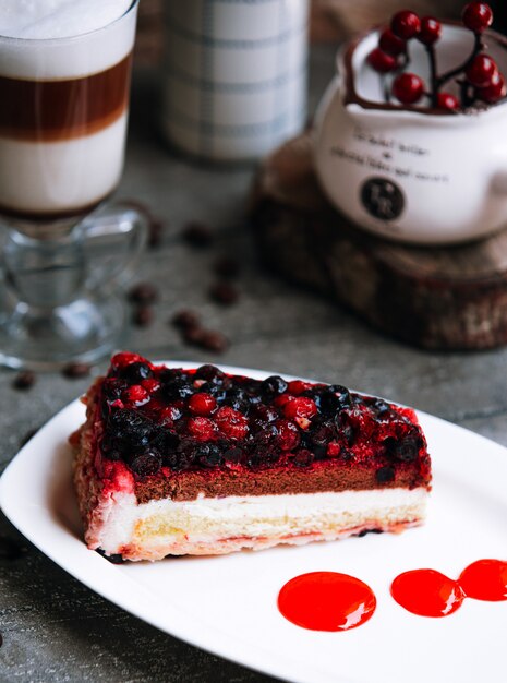 Postre cremoso cubierto con bayas mixtas